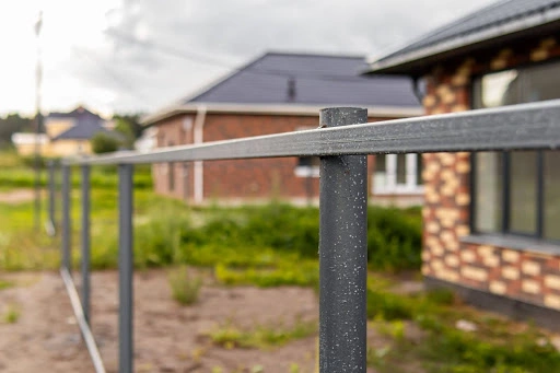 Установка забора: основные этапы и рекомендации